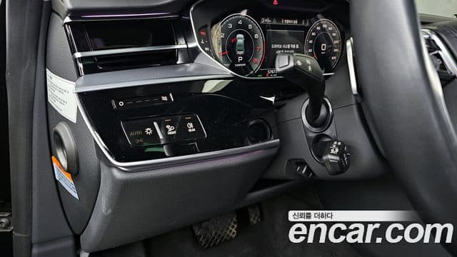 Audi A8 2021 — ფოტო 16/20
