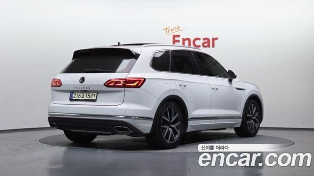 Volkswagen Touareg 2023 — ფოტო 2/20