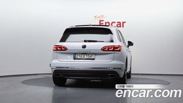 Volkswagen Touareg 2023 — ფოტო 4/20