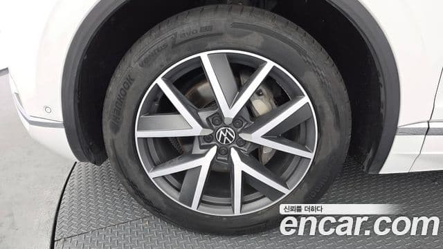 Volkswagen Touareg 2023 — ფოტო 5/20