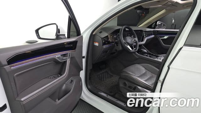 Volkswagen Touareg 2023 — ფოტო 10/20