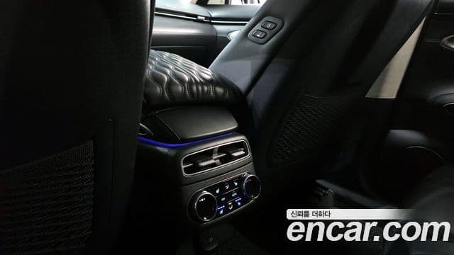 Genesis GV70 2021 — ფოტო 16/20