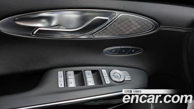 Genesis GV70 2021 — ფოტო 17/20