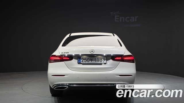 Mercedes-Benz E-Class 2022 — ფოტო 3/20