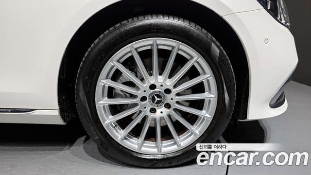 Mercedes-Benz E-Class 2022 — ფოტო 4/20