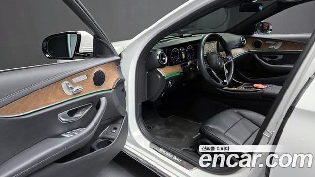 Mercedes-Benz E-Class 2022 — ფოტო 8/20