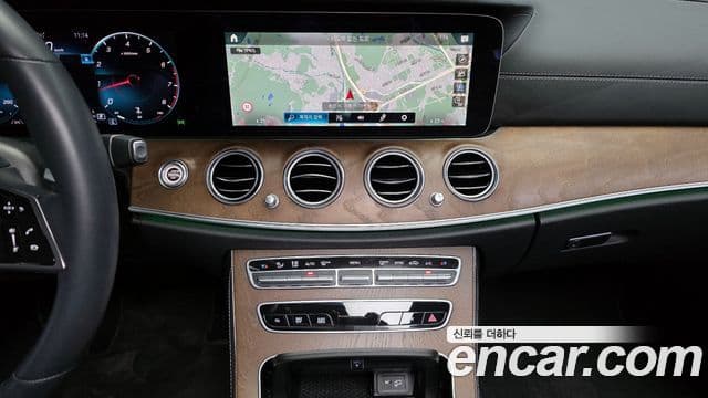 Mercedes-Benz E-Class 2022 — ფოტო 15/20