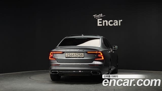 Volvo S60 2019 — ფოტო 4/20