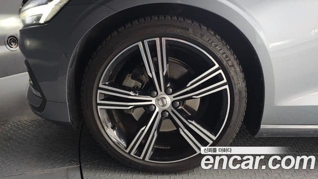 Volvo S60 2019 — ფოტო 5/20
