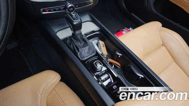 Volvo S60 2019 — ფოტო 9/20