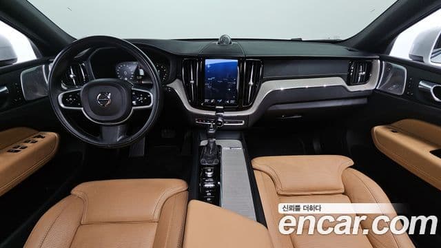 Volvo XC60 2018 — Photo 17/20