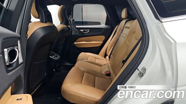Volvo XC60 2018 — Photo 9/20