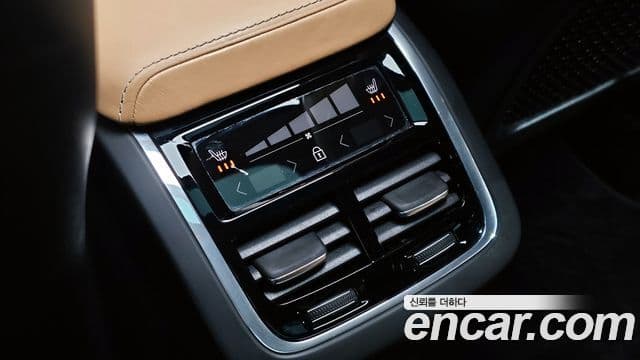 Volvo XC60 2018 — Photo 7/20