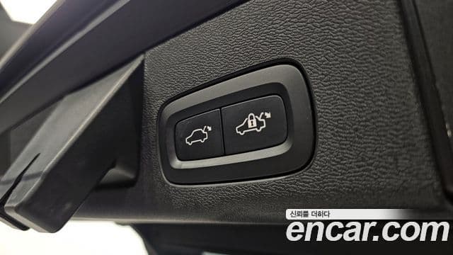 Volvo XC60 2018 — Photo 2/20