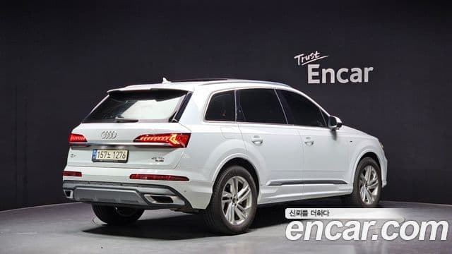 Audi Q7 2021 — ფოტო 2/20