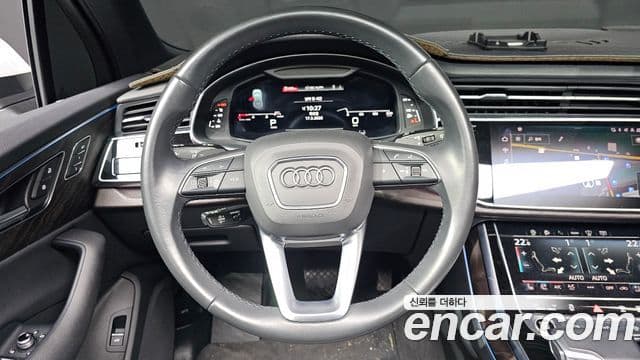 Audi Q7 2021 — ფოტო 14/20