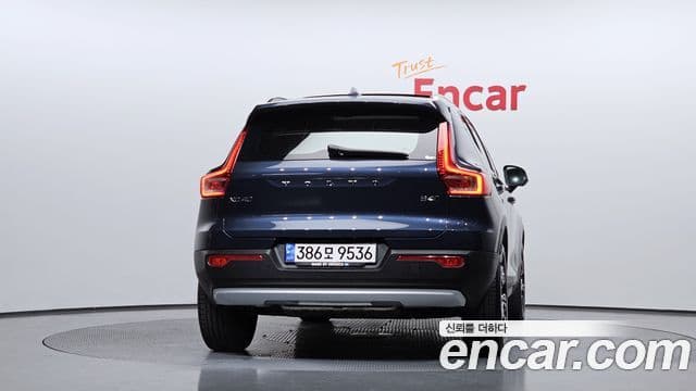 Volvo XC40 2021 — Photo 12/20