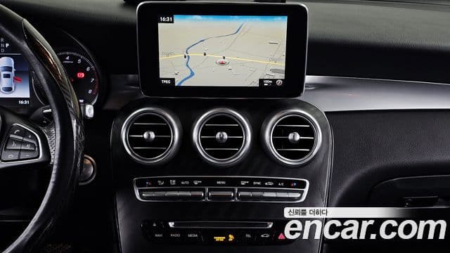 Mercedes-Benz GLC-Class 2019 — Photo 12/20