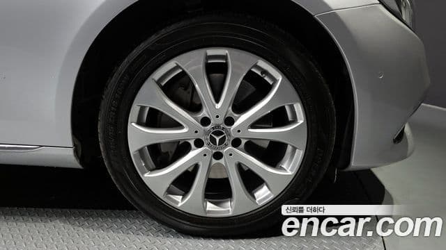 Mercedes-Benz E-Class 2020 — Photo 16/20