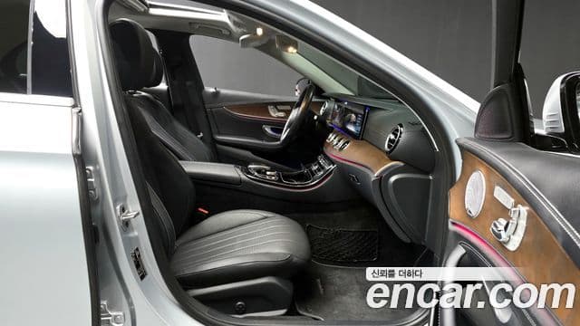 Mercedes-Benz E-Class 2020 — Photo 3/20