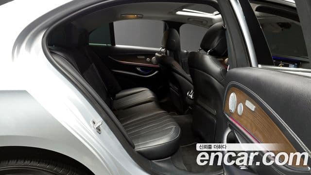Mercedes-Benz E-Class 2020 — Photo 11/20