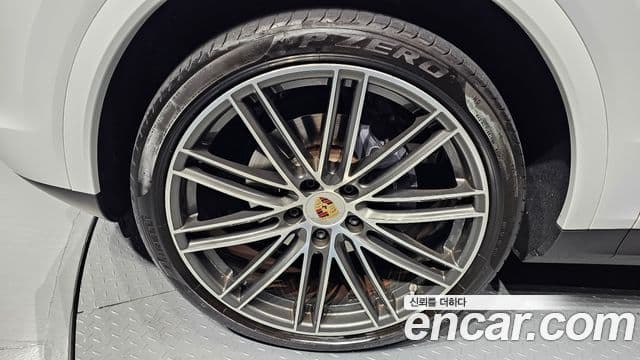 Porsche Cayenne 2020 — ფოტო 4/20