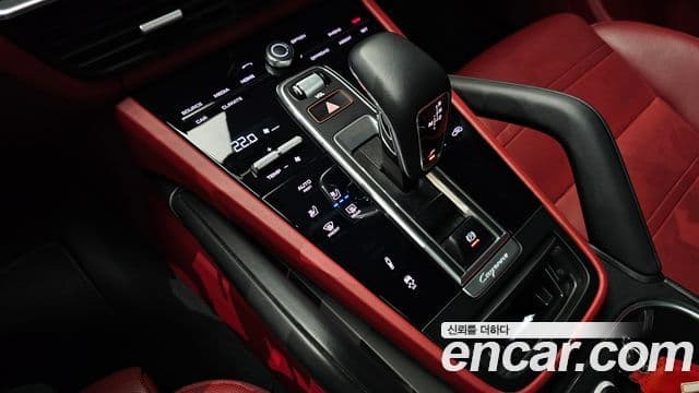 Porsche Cayenne 2020 — ფოტო 8/20