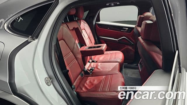 Porsche Cayenne 2020 — ფოტო 11/20