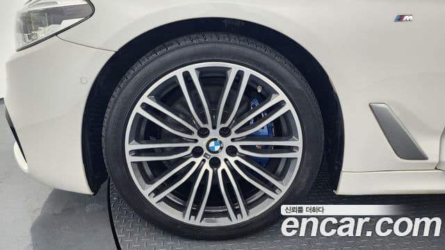 BMW 5 Series 2019 — Photo 6/20