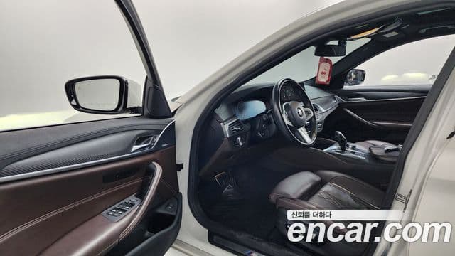 BMW 5 Series 2019 — Photo 13/20