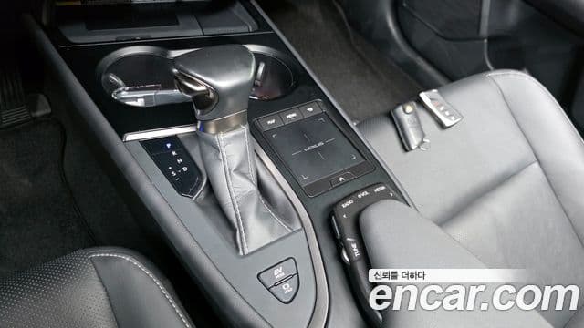 Lexus UX250h 2021 — ფოტო 9/20