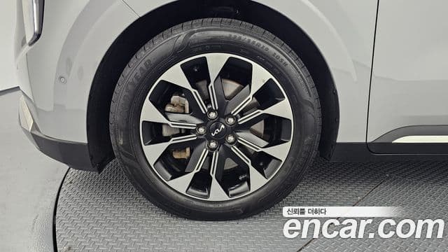 Kia Carnival 2023 — ფოტო 5/20