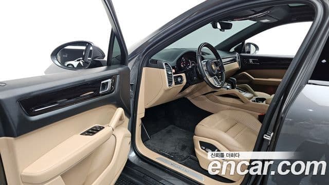 Porsche Cayenne 2021 — ფოტო 10/20