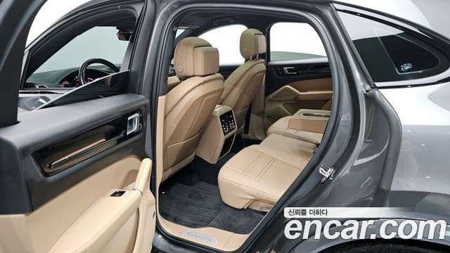 Porsche Cayenne 2021 — ფოტო 11/20