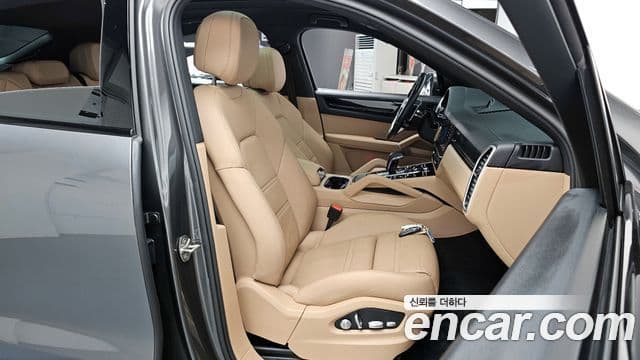 Porsche Cayenne 2021 — ფოტო 12/20