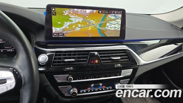 BMW 5 Series 2021 — фото 14 из 20