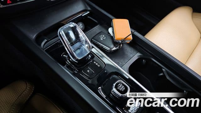 Volvo XC60 2021 — Şəkil 9/20
