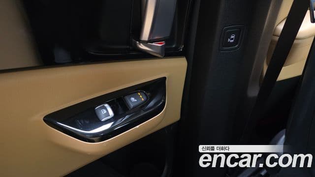 Kia Carnival 2021 — ფოტო 16/20