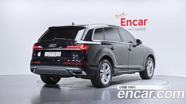 Audi Q7 2021 — ფოტო 1/20