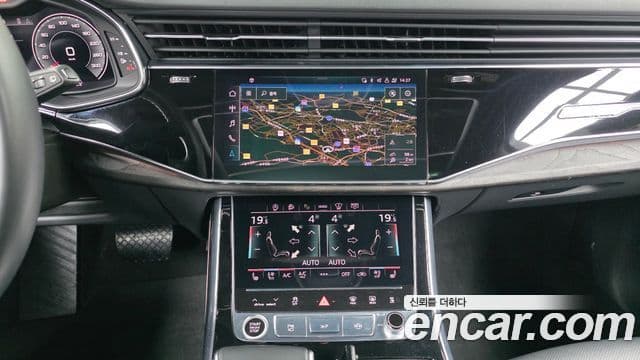 Audi Q7 2021 — ფოტო 14/20