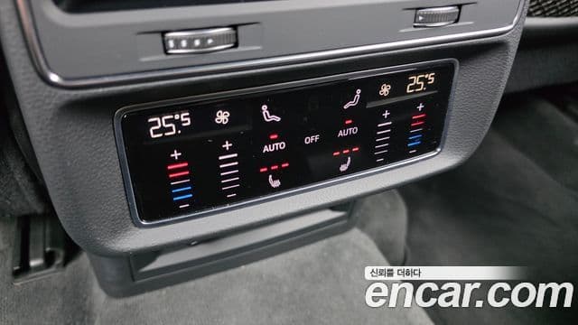 Audi Q7 2021 — ფოტო 18/20
