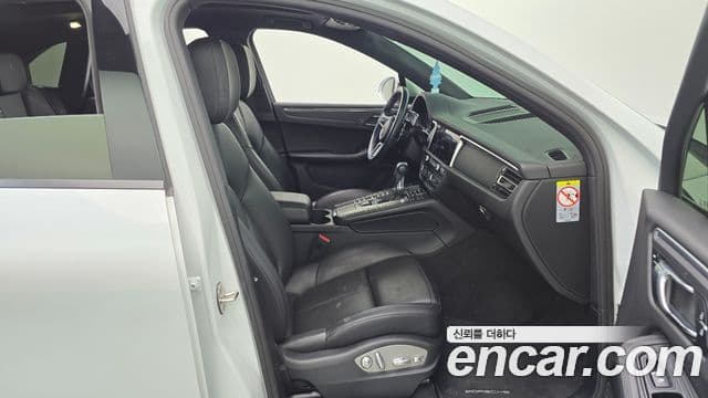 Porsche Macan 2019 — ფოტო 11/20