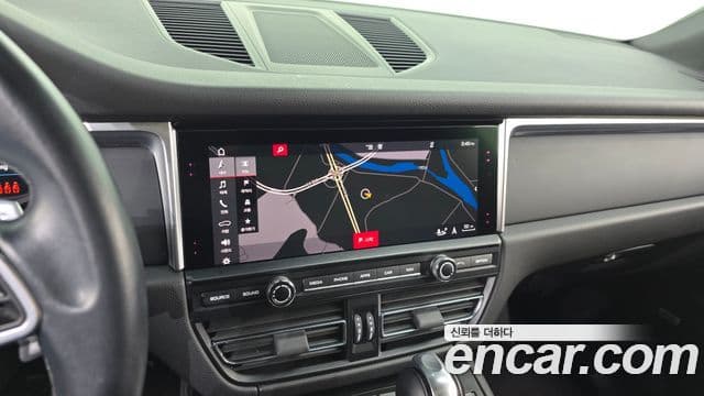 Porsche Macan 2019 — ფოტო 14/20