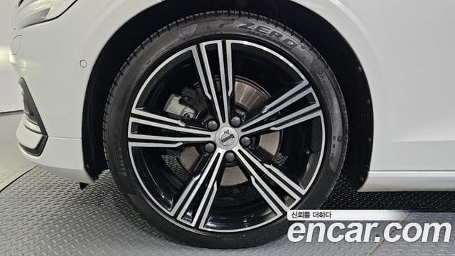 Volvo S60 2020 — ფოტო 5/20