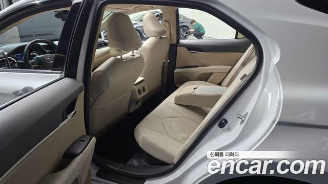 Toyota Camry 2023 — Şəkil 13/20