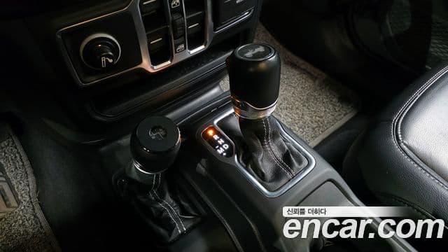 Jeep Wrangler 2021 — ფოტო 9/20