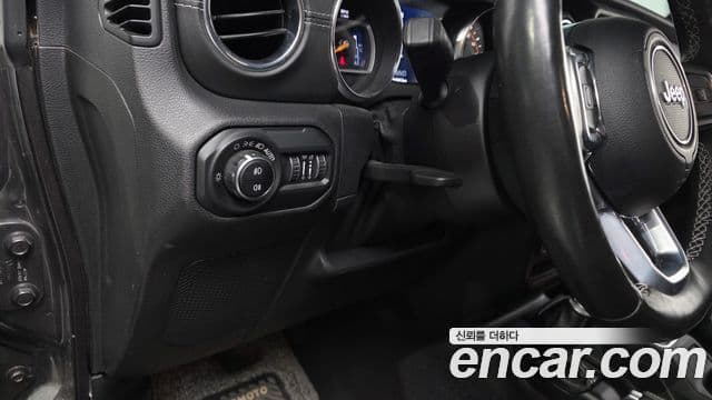 Jeep Wrangler 2021 — ფოტო 17/20