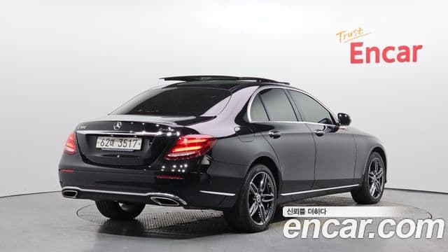 Mercedes-Benz E-Class 2019 — Photo 11/20