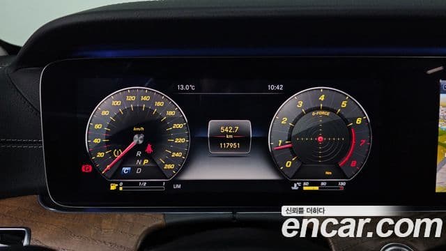 Mercedes-Benz E-Class 2019 — Photo 9/20