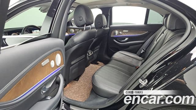 Mercedes-Benz E-Class 2019 — Photo 12/20